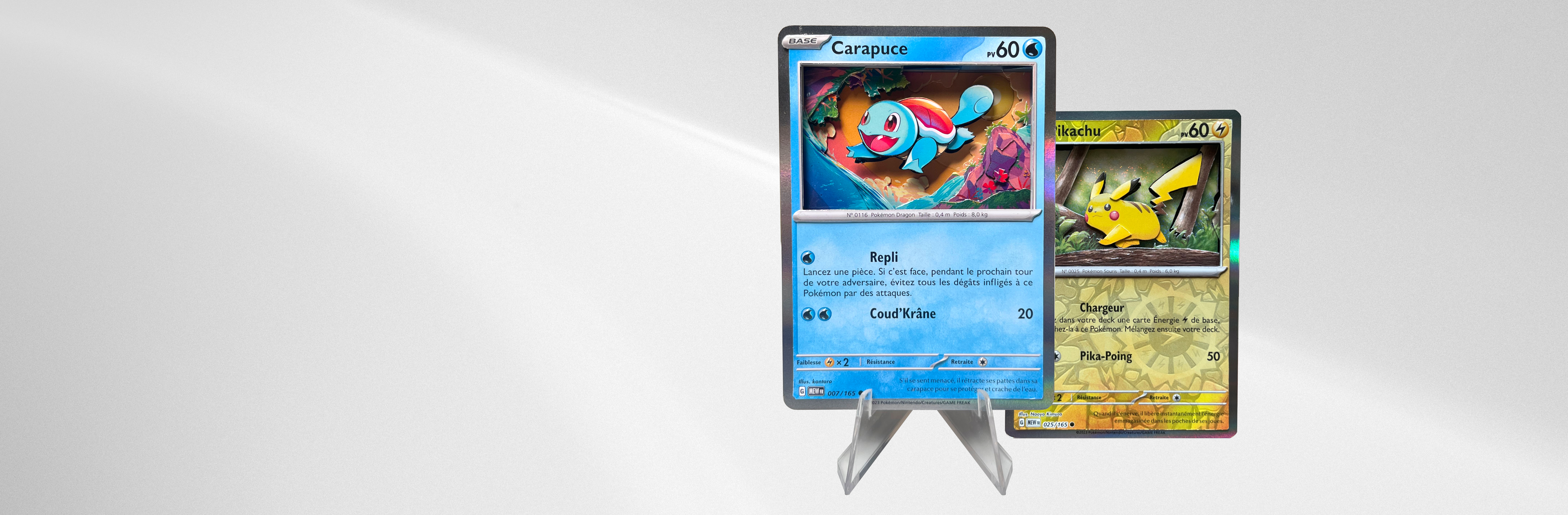 Cartes Pokémon 3D Carapuce et Pikachu sur socle de présentation